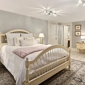 https://garden-on-jones.top-hotels-in-savannah.com
