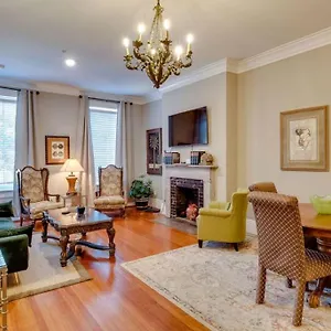 https://201-york-3-homey-downtown-2-bedroom-steps-from-the-river.top-hotels-in-savannah.com