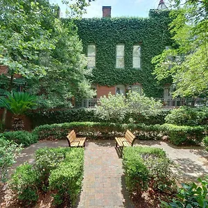https://charm-on-liberty.top-hotels-in-savannah.com